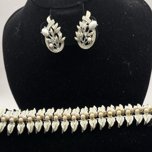 Vintage Coro White Thermoset Leaf Bracelet & Earrings Set Faux Pearls 1950s - Picture 3 of 8